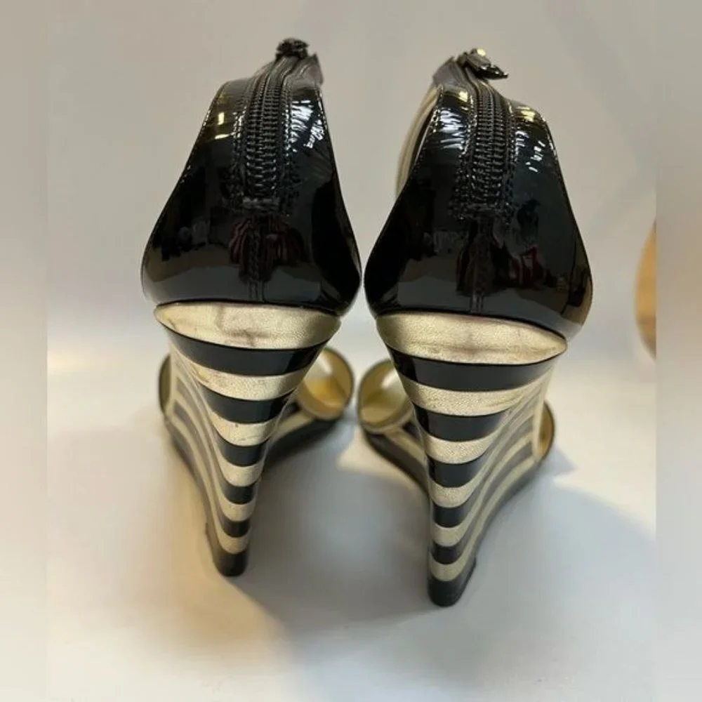 ROGER VIVIER Black Gold Stripe Patent Leather Wedge Sandals Sz 40 US 10 - Picture 9 of 16